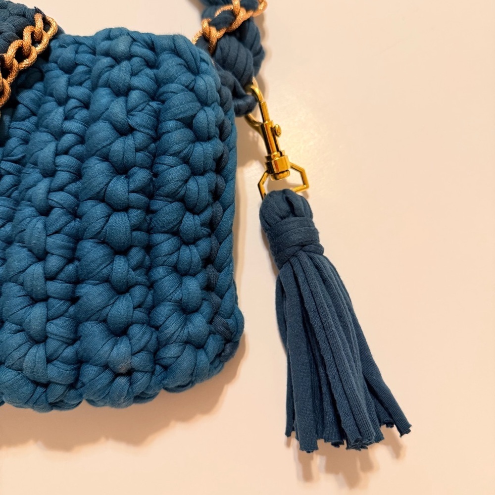 Crochetted handmade crossbody/shoulder bag in teal green, gold tone metal chain - Picture 8 of 10